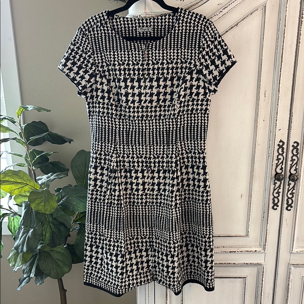 Eliza J Woman’s Short Sleeve Black & White Front Full Zip Dress Size 14